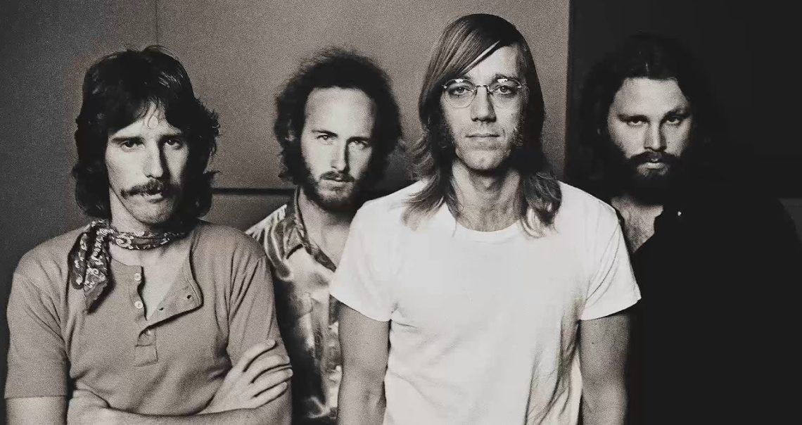 Os dois Doors sobreviventes enterram o machado de guerra para homenagear Ray  Manzarek, Música