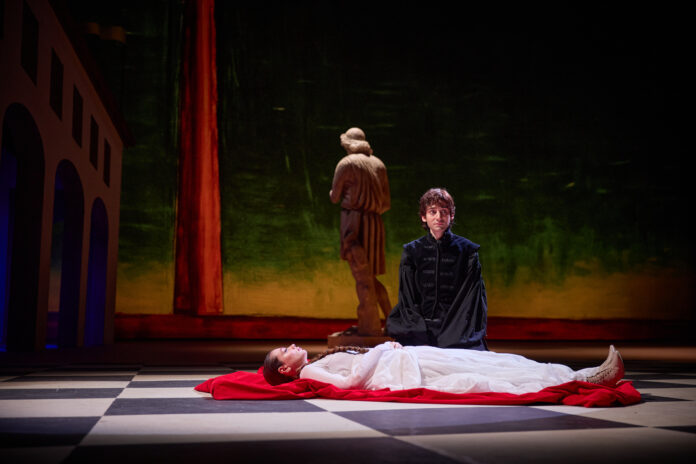 Serena De Ferrari e Pilar Fogliati in Romeo è Giulietta. Regia di Giovanni Veronesi. Foto di Enrico De Luigi