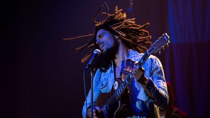 Kingsley Ben-Adir in Bob Marley - One Love. La storia vera della leggenda del reggae