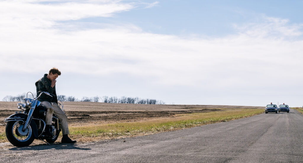 Austin Butler (Benny) in THE BIKERIDERS. Credit: Kyle Kaplan/Focus Features. © 2024 Focus Features, LLC. All RIghts Reserved.