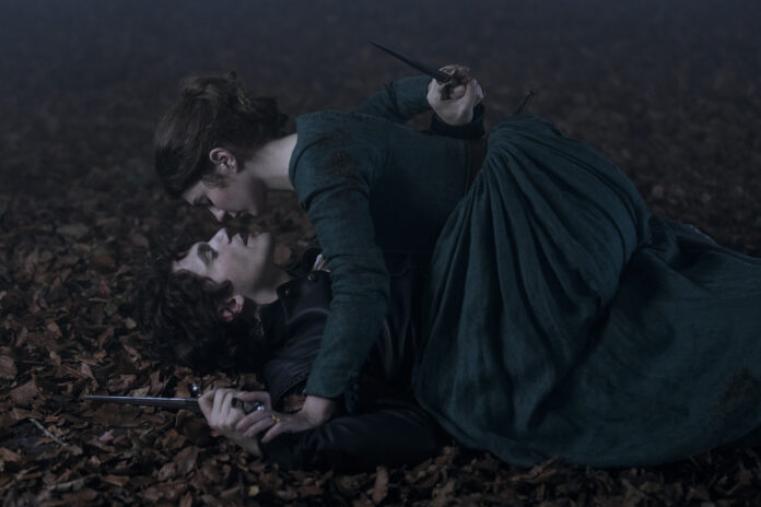 Emily Bader ed Edward Bluemel in una scena di My Lady Jane. Courtesy of Prime Video