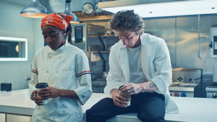 Jeremy Allen White e Ayo Edebiri in una scena di The Bear Parte 3 - CR: FX.