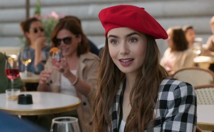 Lily Collins in una scena di Emily in Paris