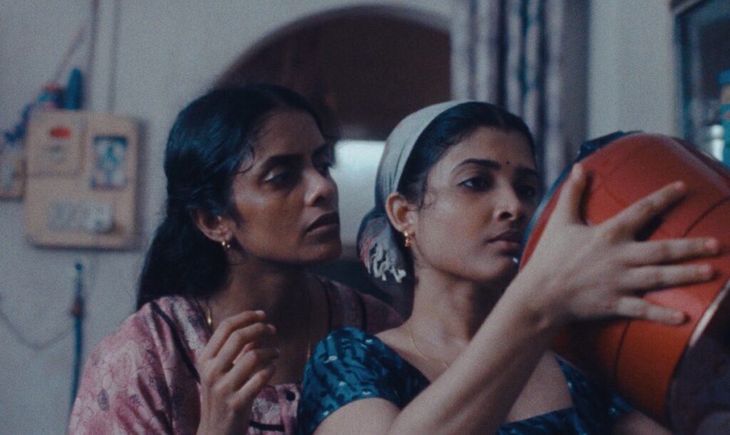 Kani Kusruti e Divya Prabha in All We Imagine as Light - Amore a Mumbai. Courtesy of Europictures