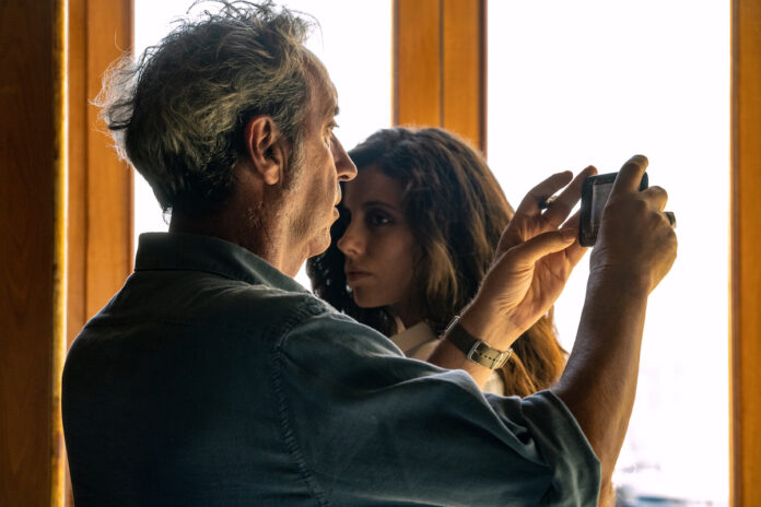 Paolo Sorrentino e Celeste Dalla Porta sul set di Parthenope. Foto di Gianni Fiorito