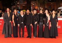 Il regista Pippo Mezzapesa (al centro) e il cast di Avetrana - Qui non è Hollywood sul red carpet della Festa del cinema di Roma 2024. Foto di Emilia De Leonardis