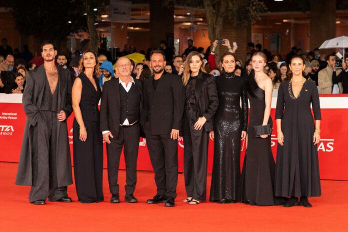 Il regista Pippo Mezzapesa (al centro) e il cast di Avetrana - Qui non è Hollywood sul red carpet della Festa del cinema di Roma 2024. Foto di Emilia De Leonardis