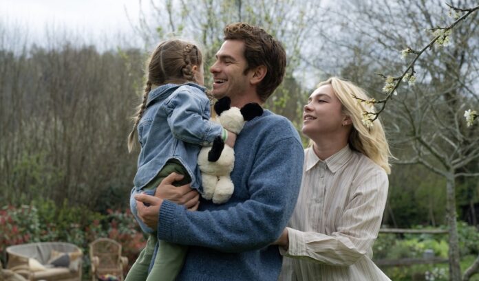 Una scena di We Live in Time con Andrew Garfield e Florence Pugh. Dal 21 novembre al cinema